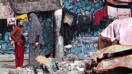 شاهد: ضاقت عليهم.. فلسطينيون فقدوا البيت والمأوى ينصبون خياماً في مدرسة مُدمرة