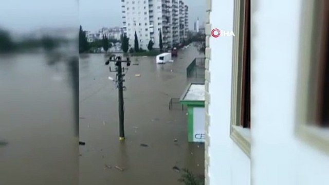 Antalya'yı sel vurdu, hayat felç oldu!