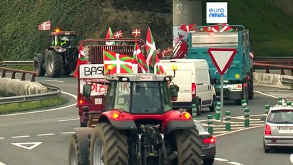 Kiew wütend: Polnische Bauern kippen ukrainisches Getreide auf die Straße