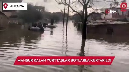 Antalya'da sel sonrası evlerinde mahsur kalan yurttaşları botlarla kurtardılar