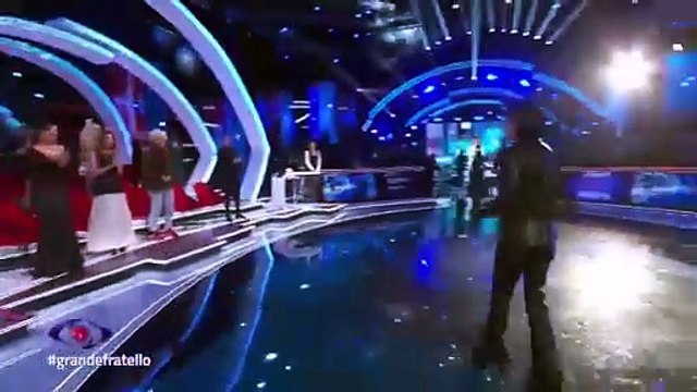 Fiordaliso canta Non voglio mica la luna al GF ma non si accorge che il microfono è al contrario