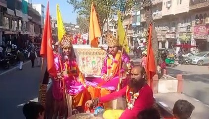 पीएम मोदी, सीएम योगी सहित सेना के जवान झांकियों में नजर, देखें Video...