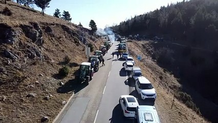 El pagesos tanquen el Coll d'Ares