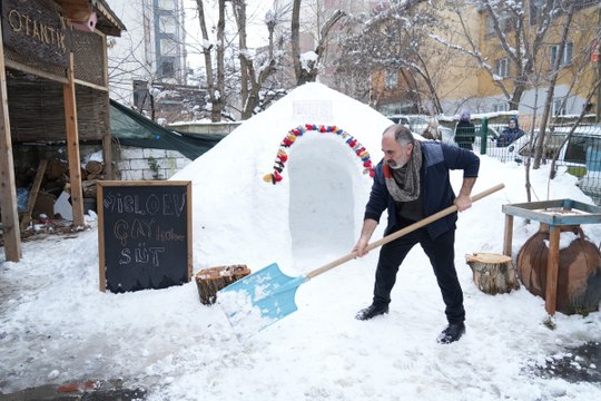 Kar yağışının keyfini iglo kahvehanede çıkarıyorlar