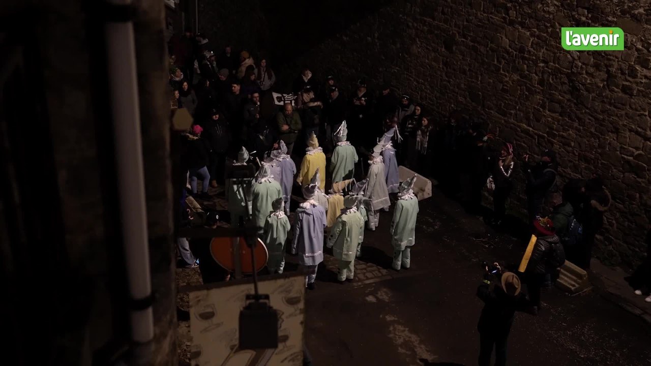 Alice participe au Carnaval de Binche en tant que Pierrot pour la dernière fois