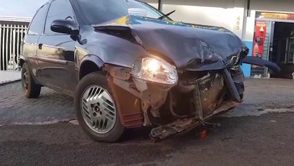 Forte colisão deixa veículos danificados no Interlagos