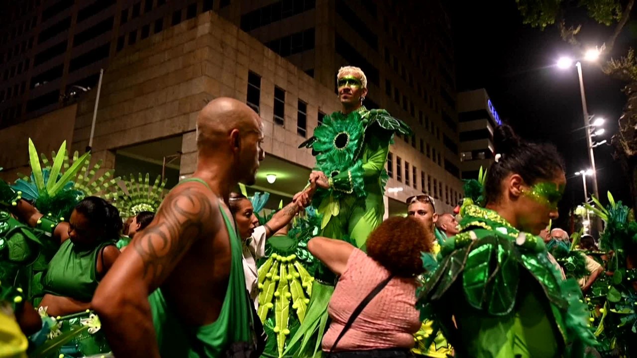 Brésil : Rio continue de danser au deuxième jour du carnaval