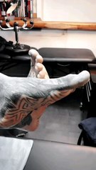 Tatouage SOUS le pied: on poursuit la deuxième couche !