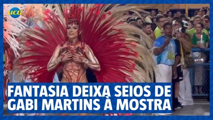 Gabi Martins passa perrengue com fantasia e deixa seios à mostra