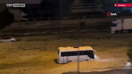 Video herunterladen: Antalya'da dolu yolları beyaza bürüdü