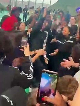 #France #Paris Lors de l’inauguration de l’Adidas Arena, Anne #Hidalgo, #maire de Paris, a surpris les spectateurs en dansant sur le #rythme entraînant de « Coup de Marteau ».