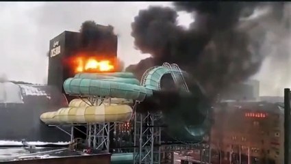 Скачать видео: Un incendie impressionnant dans un parc à thème suédois