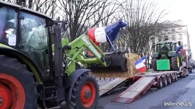 Prostesta dei produttori del latte all'Assemblea Nazionale di Parigi