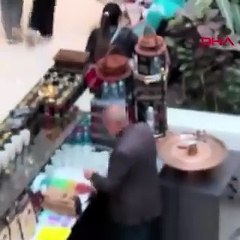 AVM'deki kahve satışı yapan dükkanda skandal görüntüler: İşletmeci fincanları tükürerek temizledi