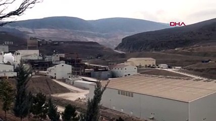 Descargar video: Erzincan'da altın madeninde toprak kayması: Göçük altında kalanlar var