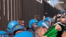Napoli, scontri davanti sede Rai: manifestanti feriti al presidio