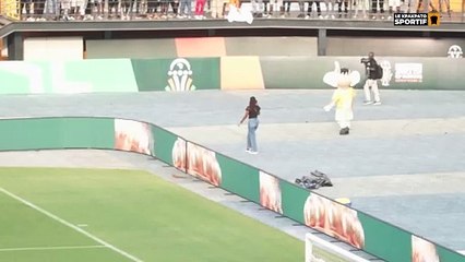 Le dernier show de la mascotte Akwaba au stade Felix Houphouet Boigny
