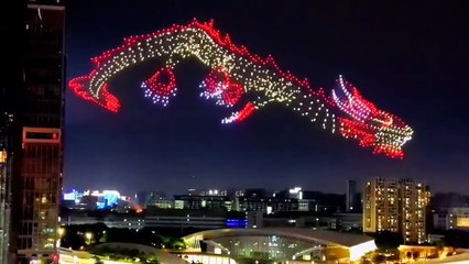 Download Video: The video of a moving dragon created with more than 1,000 drones in, China, has gone viral on social networks. The organizers of the Dragon Boat festival performed this unique show to delight everyone present.