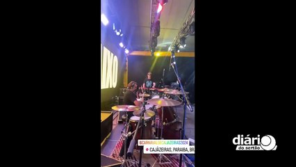 Bruno Gouveia, do Biquíni Cavadão, ganha camisa do Atlético-PB após show