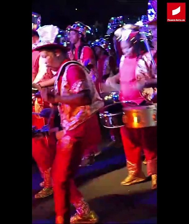 Illumination des rues de Basse-Terre pour la parade nocturne du lundi gras