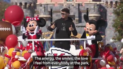 Tải video: Super Bowl star Mahomes visits Disneyland