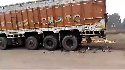 Video Story : खड़े ट्रक के पिछले हिस्से से टकराई कार, हादसे में डॉक्टर की हुई मौत