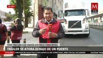 Tráiler se atora con cables de energía en CdMx; deja sin luz a vecinos