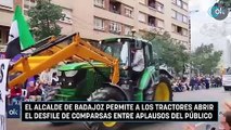 El alcalde de Badajoz permite a los tractores abrir el desfile de comparsas entre aplausos del público