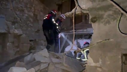 Urfa'da hasarlı bina çöktü: Enkaz altındaki kişinin cesedine ulaşıldı