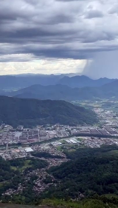 VÍDEO: Nuvem de chuva "engole" cidade, derruba árvores e arranca telhado de empresa em SC