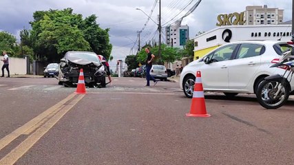 Acidente entre Versa e Peugeot deixa mãe e filha feridas no Centro