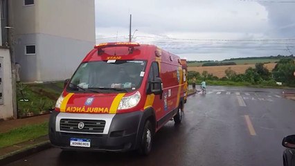 Homem bate a cabeça após cair na calçada no Riviera