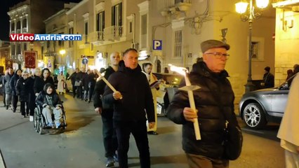 Descargar video: Andria: video della processione per la Festa liturgica della Sacra Spina di venerdì 16 febbraio 2024