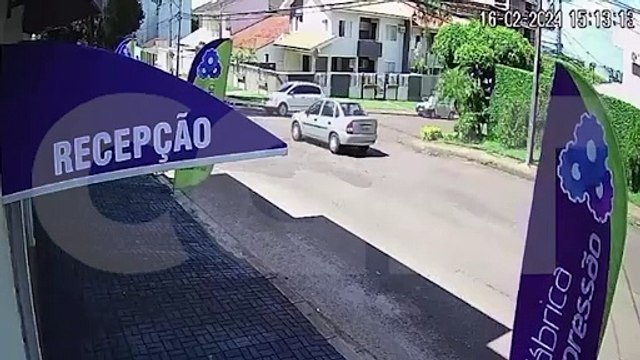 Veja o momento da colisão que deixou idosa ferida na Rua Nereu Ramos