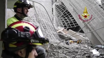 Download Video: Crollo Firenze, Vigili del Fuoco scavano senza sosta tra le macerie