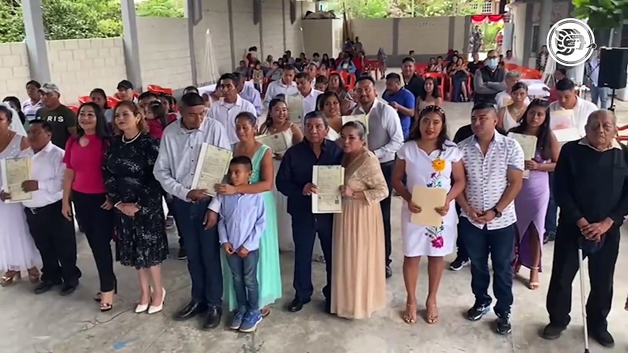 Pareja de conocidos sayuleños celebra sus 50 años de matrimonio en bodas colectivas