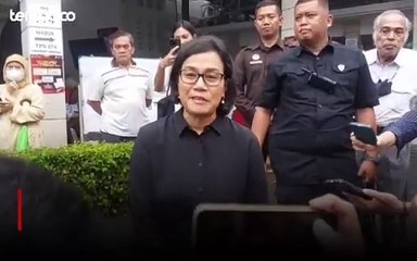 Sri Mulyani Nyoblos di TPS 73 Pakai Kemeja Hitam