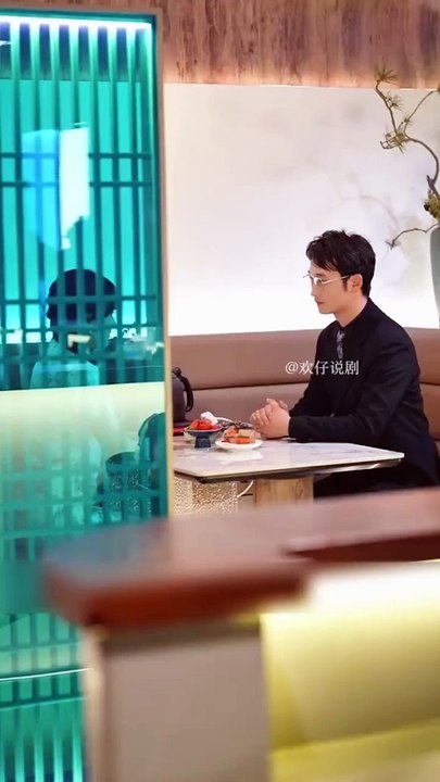 Review phim: Tình yêu định mệnh (P.6)  Cô đi xem mắt với anh chàng bác sĩ để chiều ý bà, không ngờ anh lại bắt gặp. Trong tình huống khó xử này, cô cũng không biết giải thích ra sao...