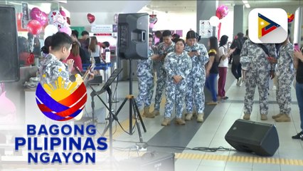 Pamunuan ng LRT, namahagi ng bulaklak sa mga pasahero sa Antipolo Station