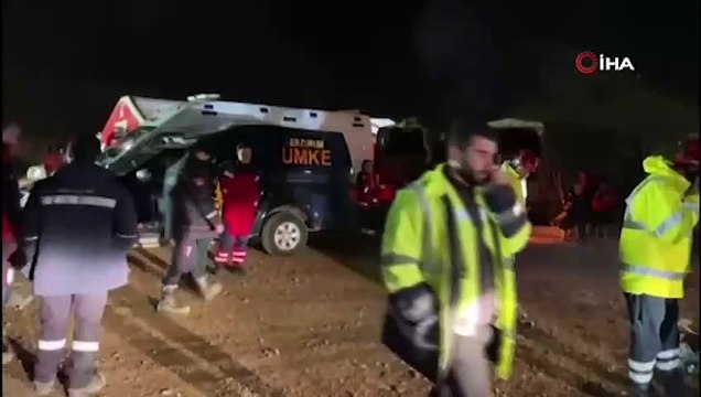 Erzincan İliç'te toprak kayması nedeniyle 9 işçiyi arama çalışmaları sürüyor