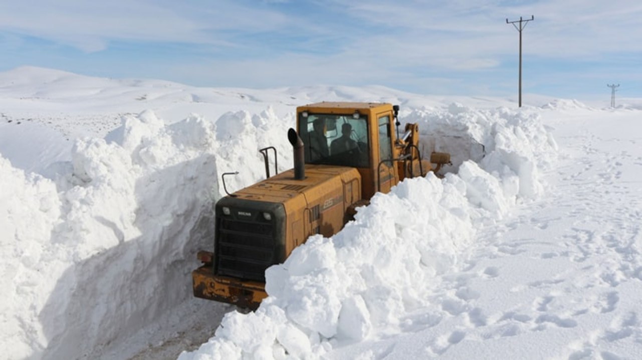 Karlıova'da kar kalınlığı 6 metre