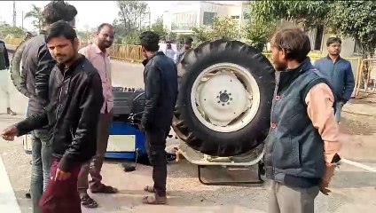 असंतुलित होकर पलटा ट्रैक्टर