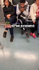 Un hombre increpa a una mujer en el metro de Barcelona