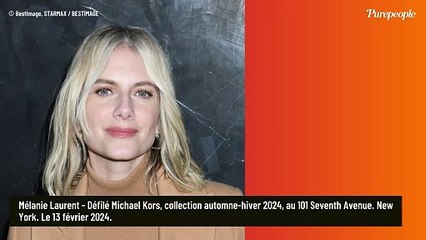PHOTOS Katie Holmes surprend en soutien-gorge apparent et piercing face à Mélanie Laurent à New York