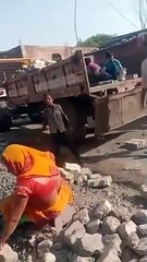 रोड किनारे पड़े पेवर्स ब्लॉक चोरी, ठेकेदार ने पार्षद पर लगाए चोरी के आरोप