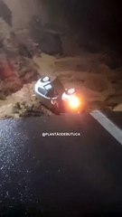 Pista da BR-470 cede, abre cratera e carro cai no Alto Vale do Itajaí