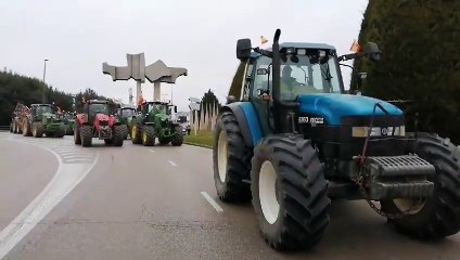 Los tractores se hacen notar frente a la Casa Cuartel de la Guardia Civil