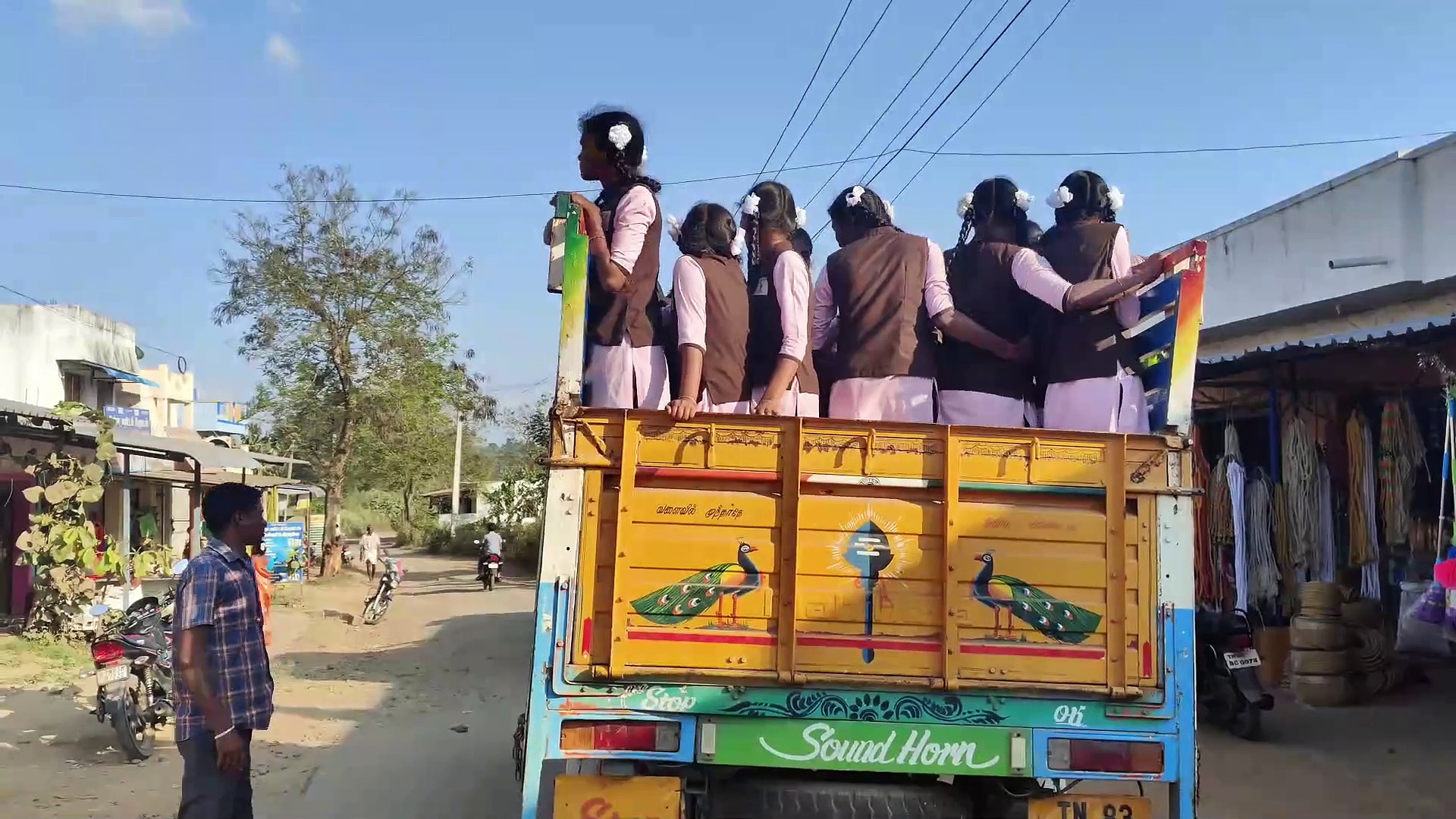 மலைப்பாதையில் ஆபத்தை உணராமல் பயணிக்கும் மாணவிகள்; அசம்பாவிதம் ஏற்படும் முன் நடவடிக்கை எடுக்க கோரிக்கை