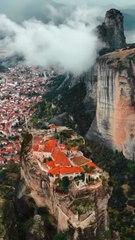 Le village de Meteores Grece, perché sur la falaise