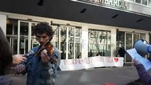 Il video del blitz ambientalista a Milano, cumulo di letame davanti al palazzo della Regione